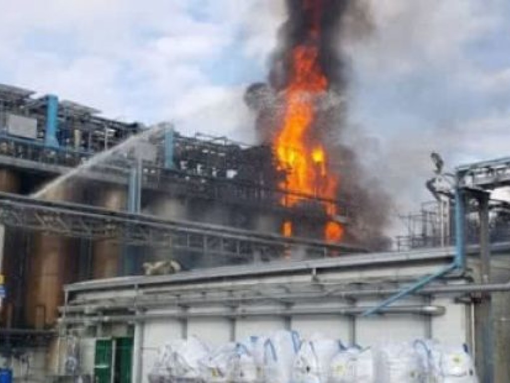 Мощный взрыв прогремел на химическом заводе в Италии, есть пострадавшие