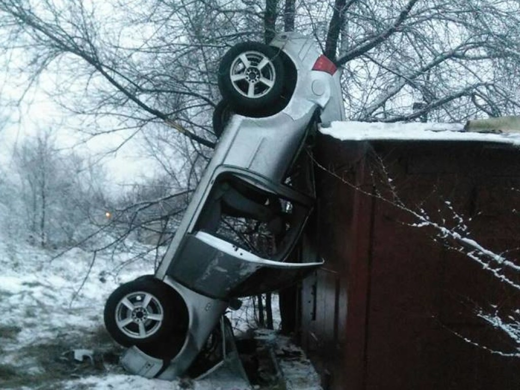 ДТП в Запорожье: Volkswagen влетел в кювет и врезался в гараж (ФОТО)