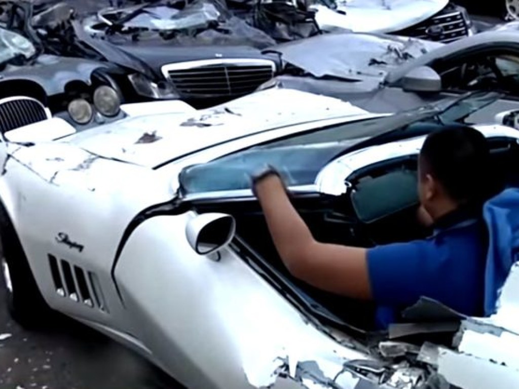 На Филиппинах бульдозером разбавили незаконно ввезенные в страну элитные автомобили (ВИДЕО)