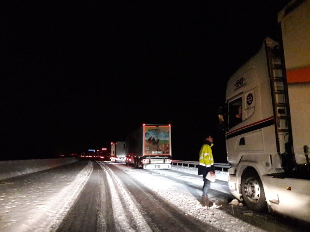 Во Франции нарушена работа транспорта из-за снегопадов (ФОТО)