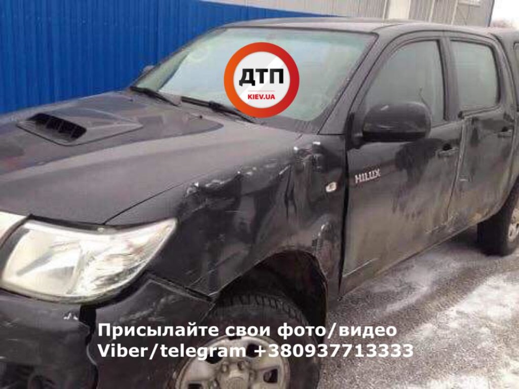 Под Киевом водитель внедорожника Toyota снес чужой забор (ФОТО)