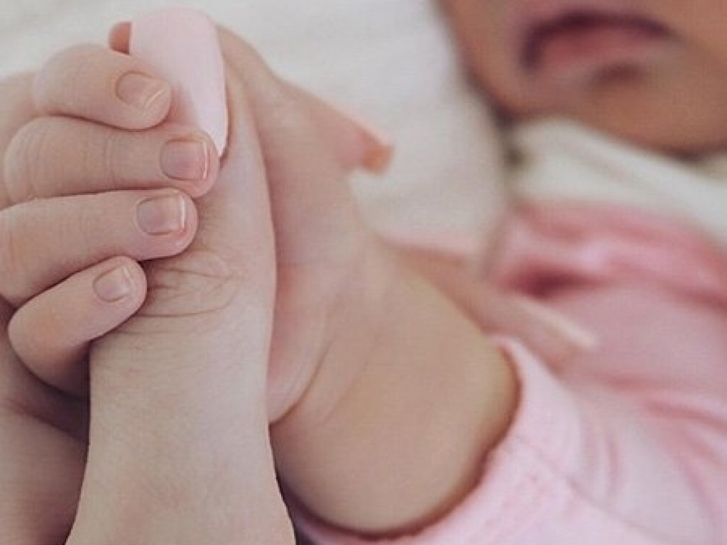 Сестра Кардашьян опубликовала первое фото новорожденной дочери