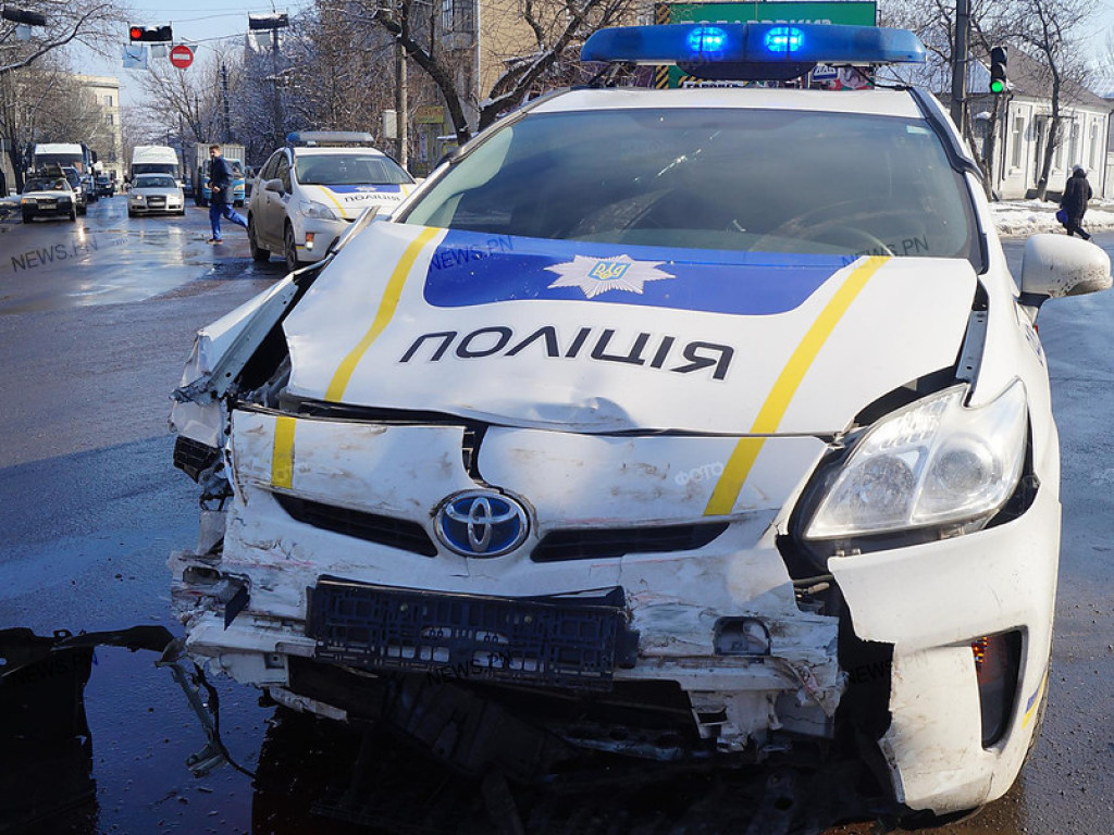 В Николаеве внедорожника полицейская Toyota врезалась в Nissan (ФОТО)