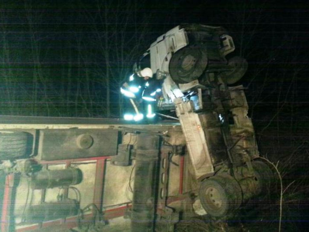 В Хмельницкой области спасатели 5 часов устраняли последствия необычного ДТП (ФОТО)