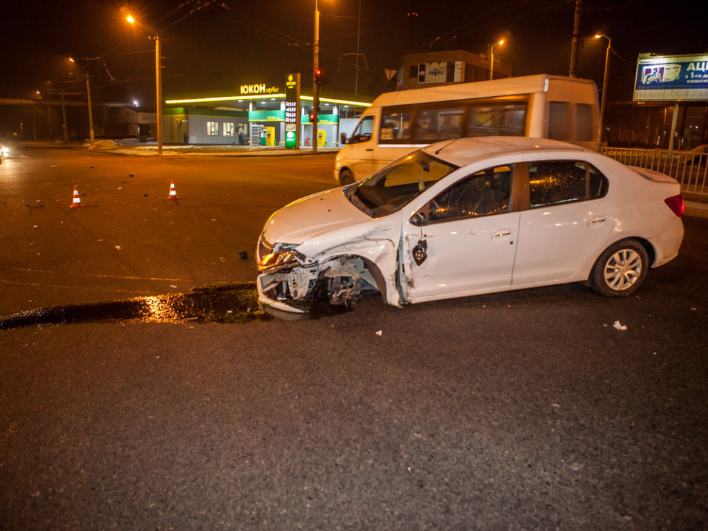 ДТП в Днепре: Lada протаранила Renault и вылетела на тротуар (ФОТО, ВИДЕО)