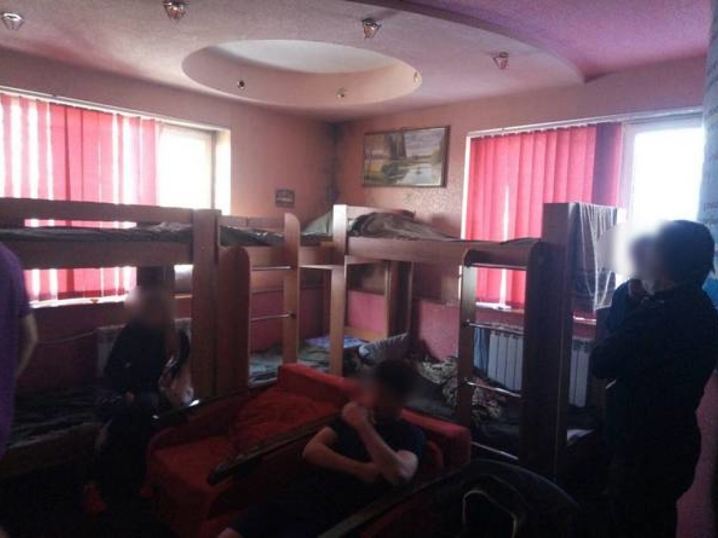 В Харькове правоохранители обнаружили «центр реабилитации» с 30 невольниками  (ФОТО)