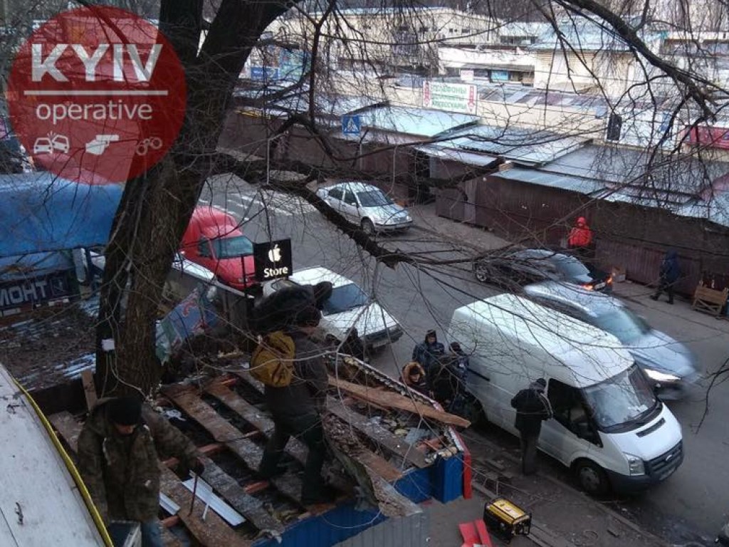 На столичных Караваевых Дачах начали сносить киоски (ФОТО)
