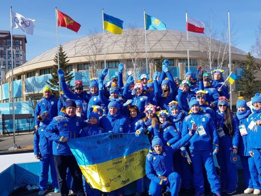 Украинская сборная подняла флаг в олимпийской деревне Пхенчхана (ФОТО)