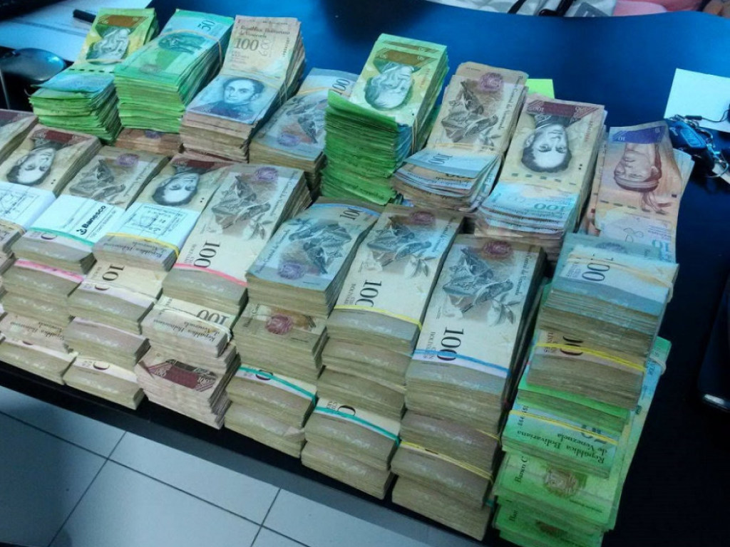 За год инфляция в Венесуэле составила более 4000%