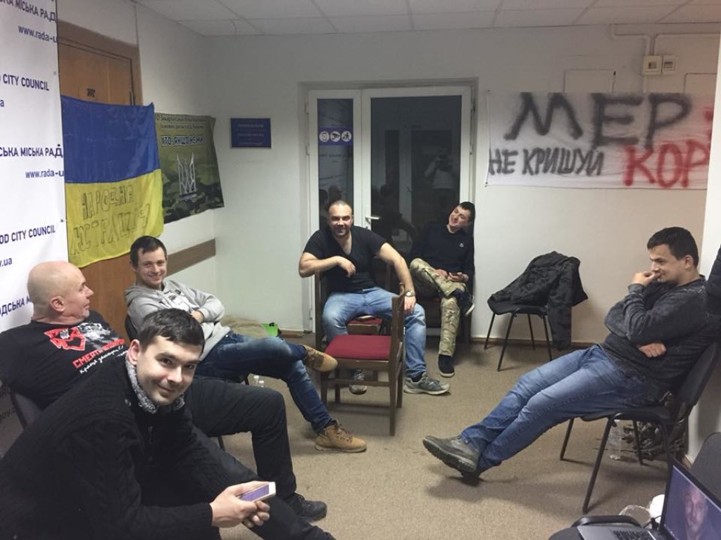 Активисты захватили приемную мэра Ужгорода в знак протеста (ФОТО)