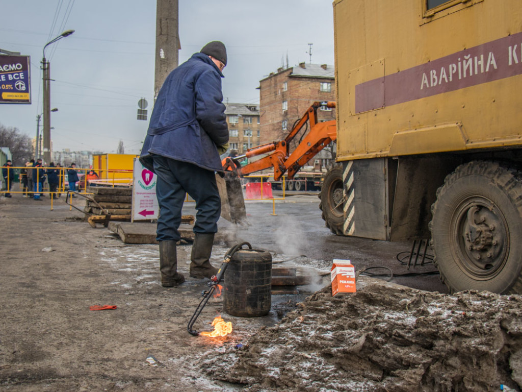 Из-за прорыва теплотрассы в Киеве остановились трамваи и 200 домов остались без воды (ФОТО)