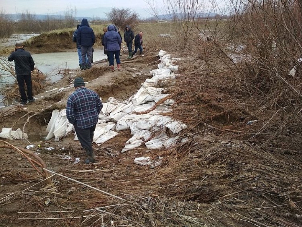 В Закарпатской области прорвало дамбу, пять сел подтоплено (ФОТО)