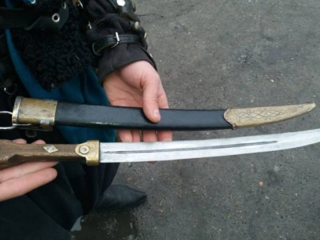 Полиция Запорожья задержала парня с холодным оружием (ФОТО)