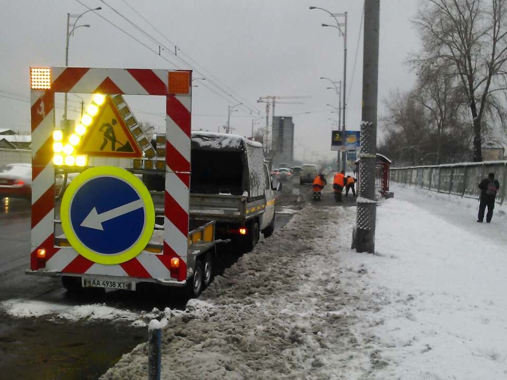 С вечера дороги Киева расчищали от снега 270 единиц техники и 29 бригад ручной уборки (ФОТО)
