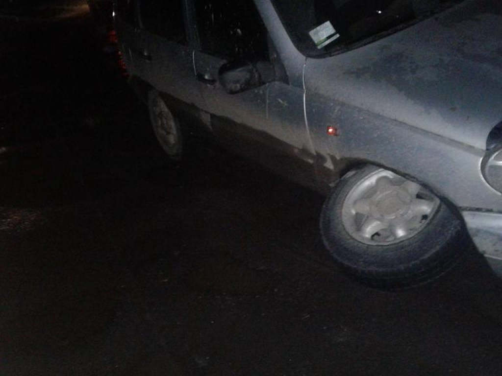На Закарпатье из-за ямы на дороге у автомобиля вырвало колеса прямо на ходу (ФОТО)