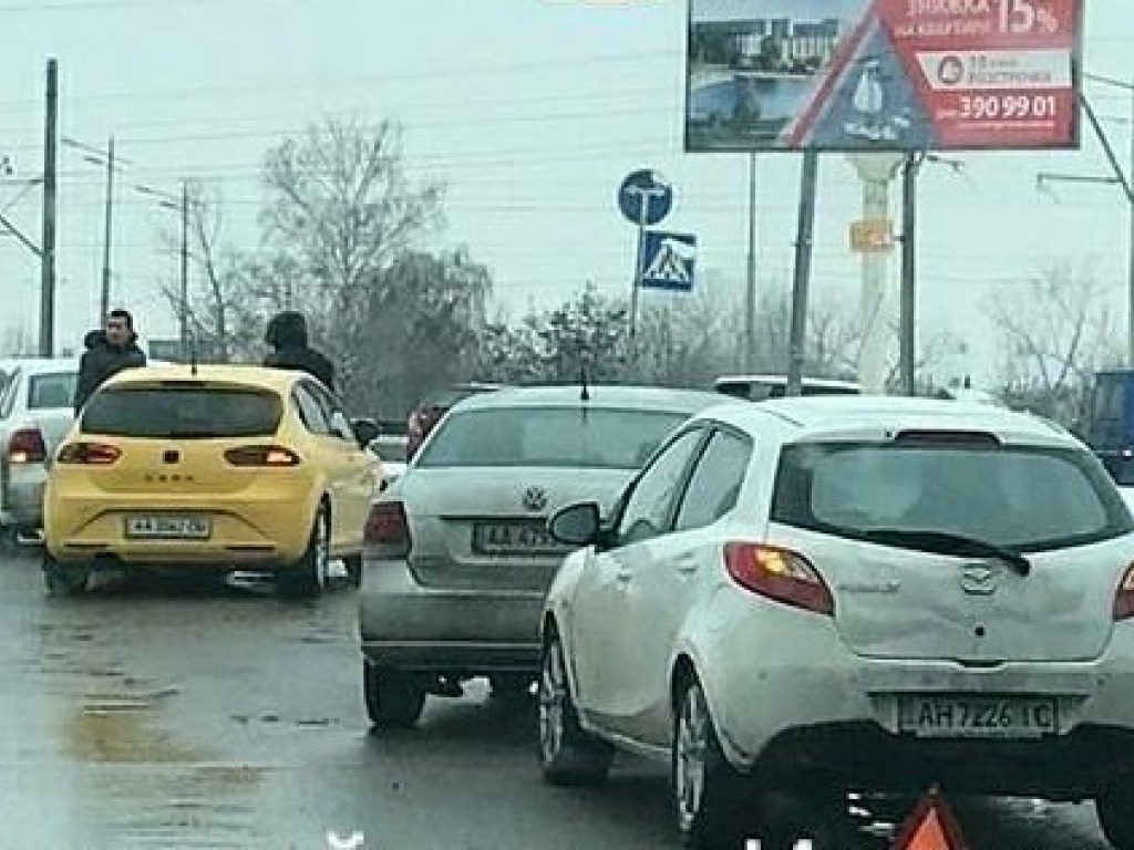 В Киеве на Жулянском мосту образовался «паровозик» из автомобилей (ФОТО)