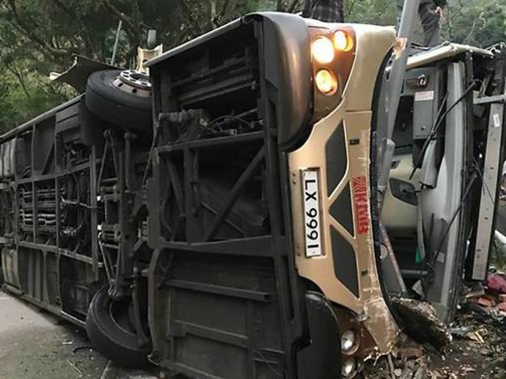 В Гонконге перевернулся двухэтажный автобус, погибли 19 человек (ФОТО)