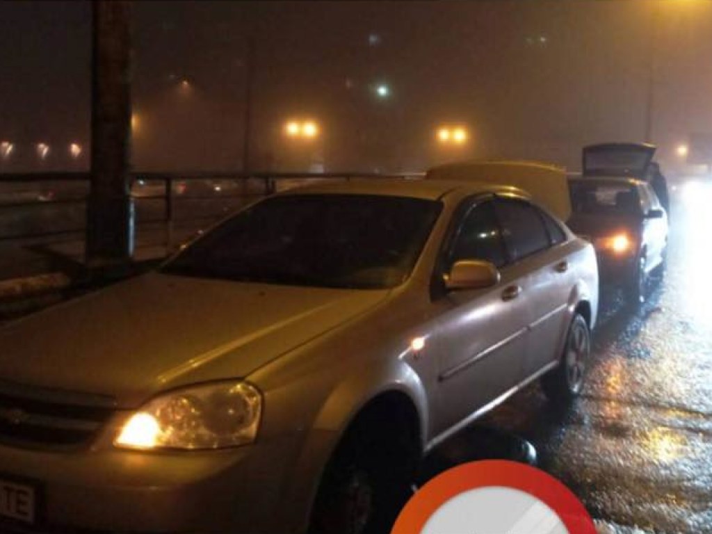 Более 10 авто получили повреждения на Шулявском путепроводе в Киеве, из  асфальта вылезла арматура (ФОТО)