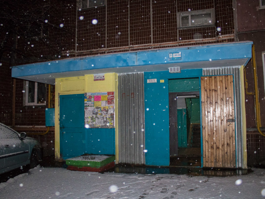 На Троещине в Киеве злоумышленник с ножом проник в квартиру и нанес увечья женщине (ФОТО)