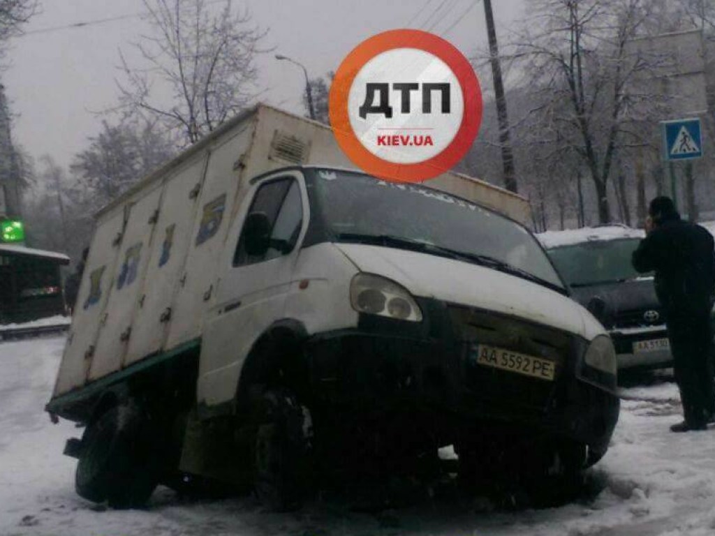 В Голосеевском районе Киева хлебовоз провалился под асфальт (ФОТО)    