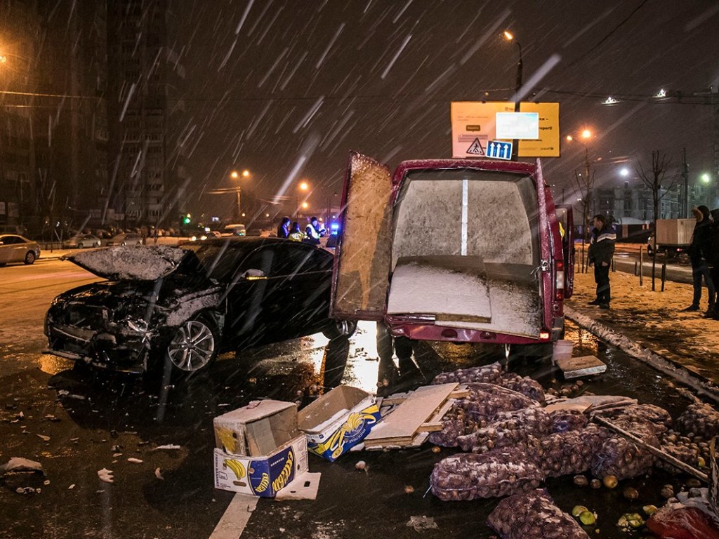 На левом берегу Киева Audi A6 врезался в ГАЗель с картошкой (ФОТО)
