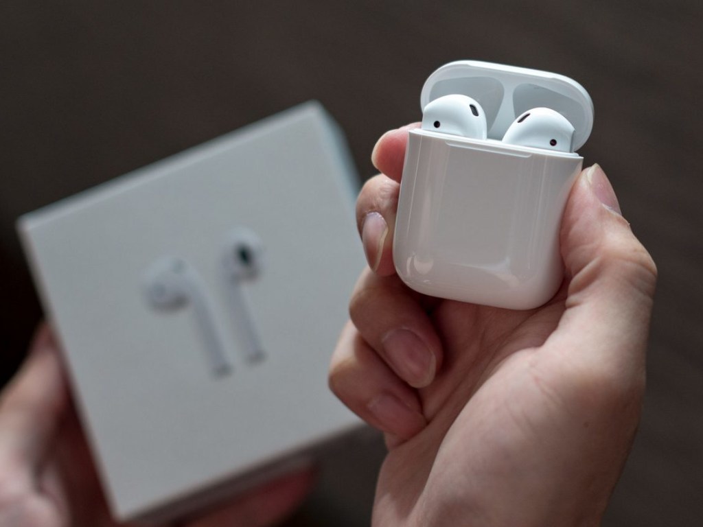 Наушник Apple AirPods загорелся в ухе пользователя 