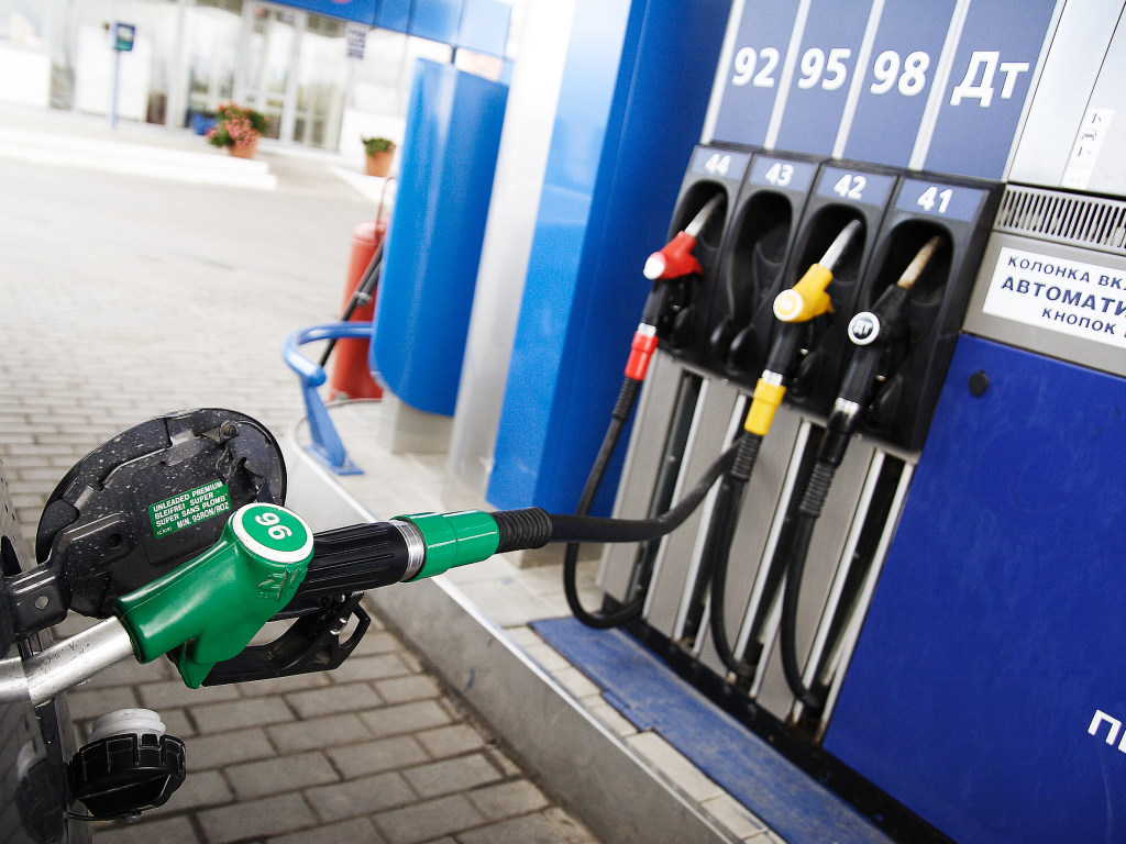 Эксперт: НБУ закладывает в рост цен на бензин будущую девальвацию гривны