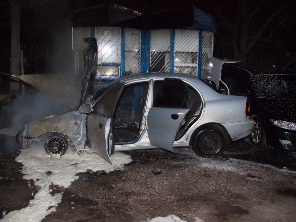 В Днепре на стоянке сгорел автомобиль Daewoo Lanos (ФОТО)