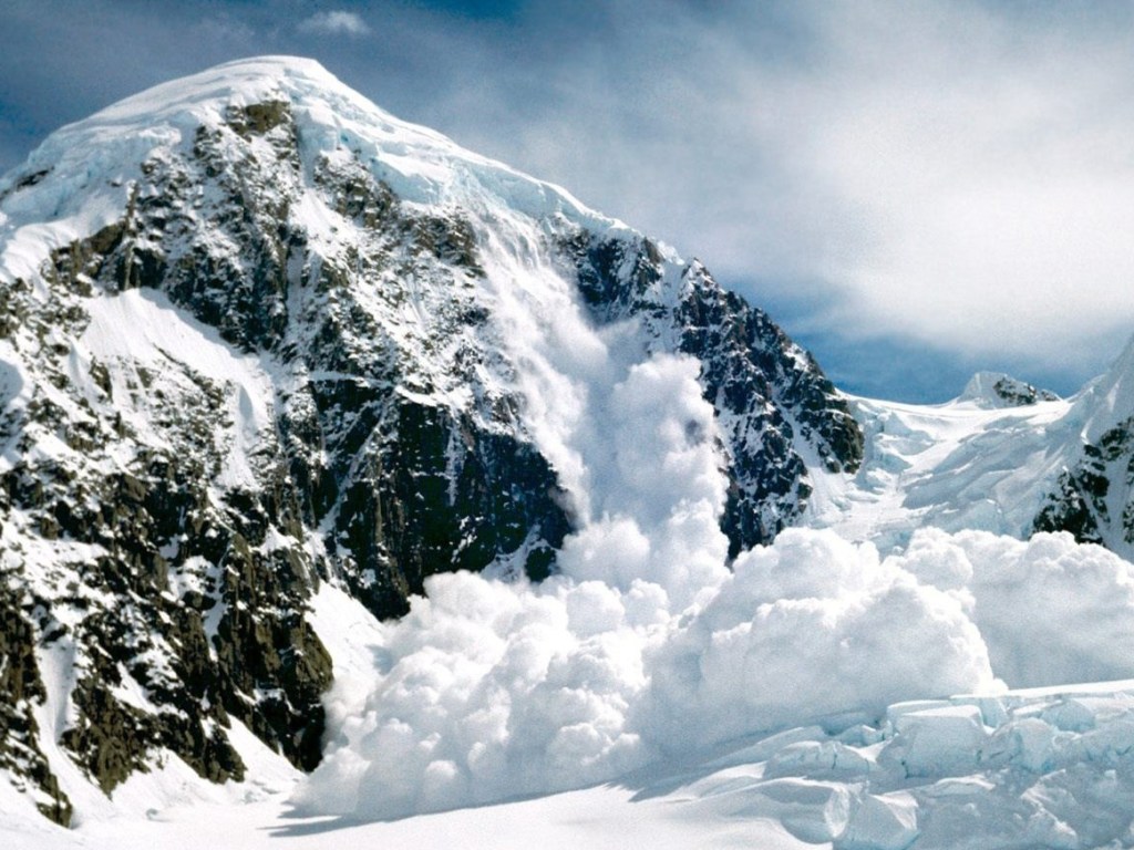 Спасатели предупреждают о лавинах в Карпатах