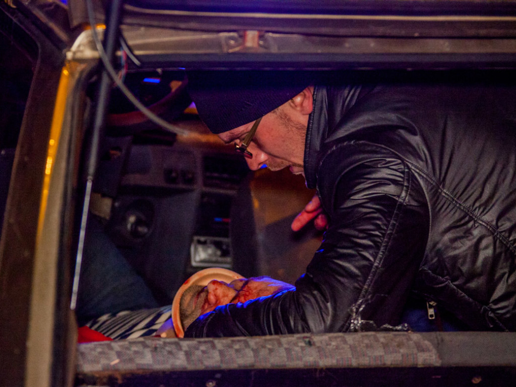 В Днепре «Таврия» врезалась в столб на остановке: водителя извлекали спасатели (ФОТО)