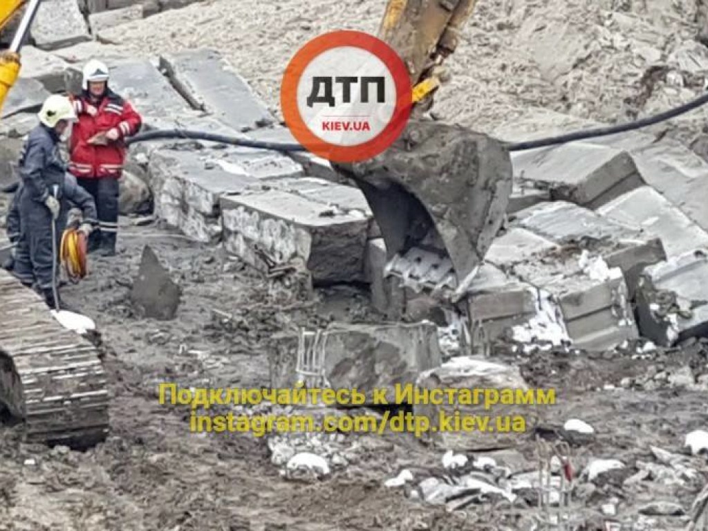 ЧП на стройке в Киеве: под рухнувшими бетоноблоками погиб мужчина (ФОТО)