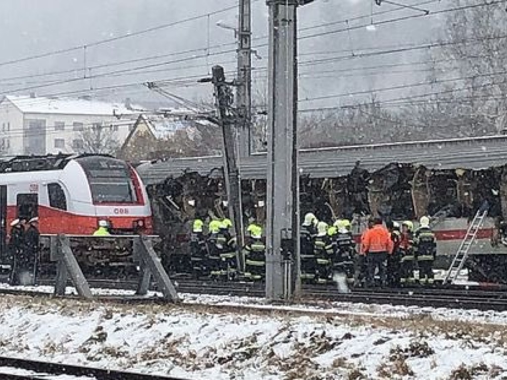В Австрии столкнулись два пассажирских поезда, десятки пострадавших (ФОТО)