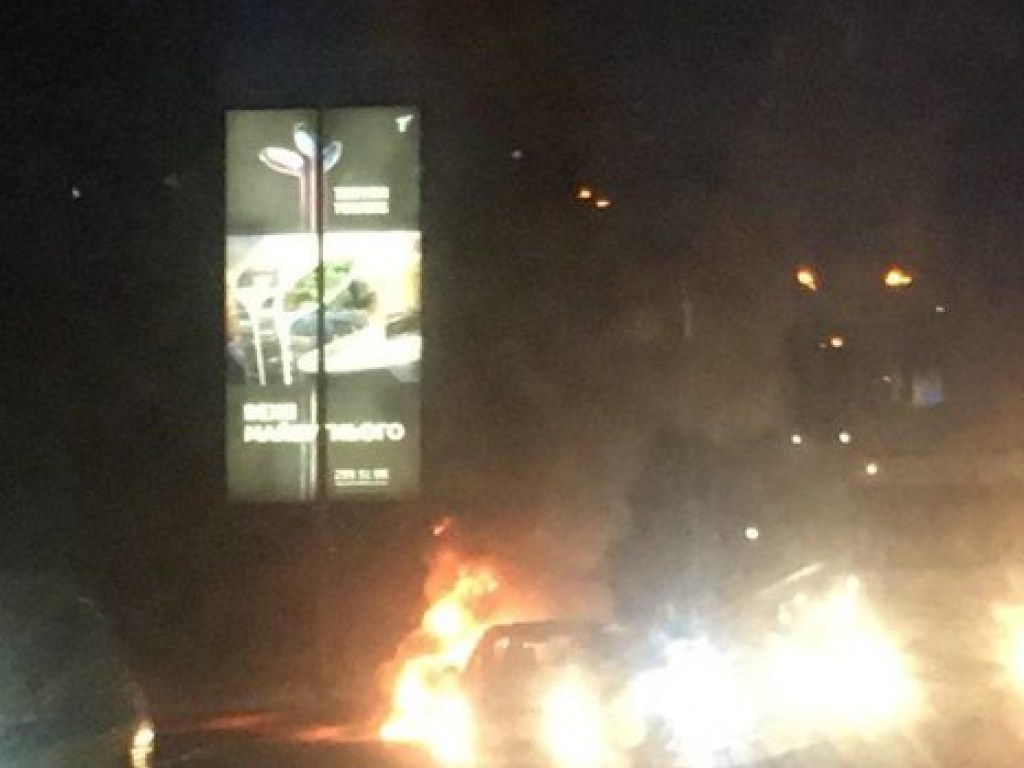 У столичного моста Патона загорелся автомобиль (ФОТО, ВИДЕО)