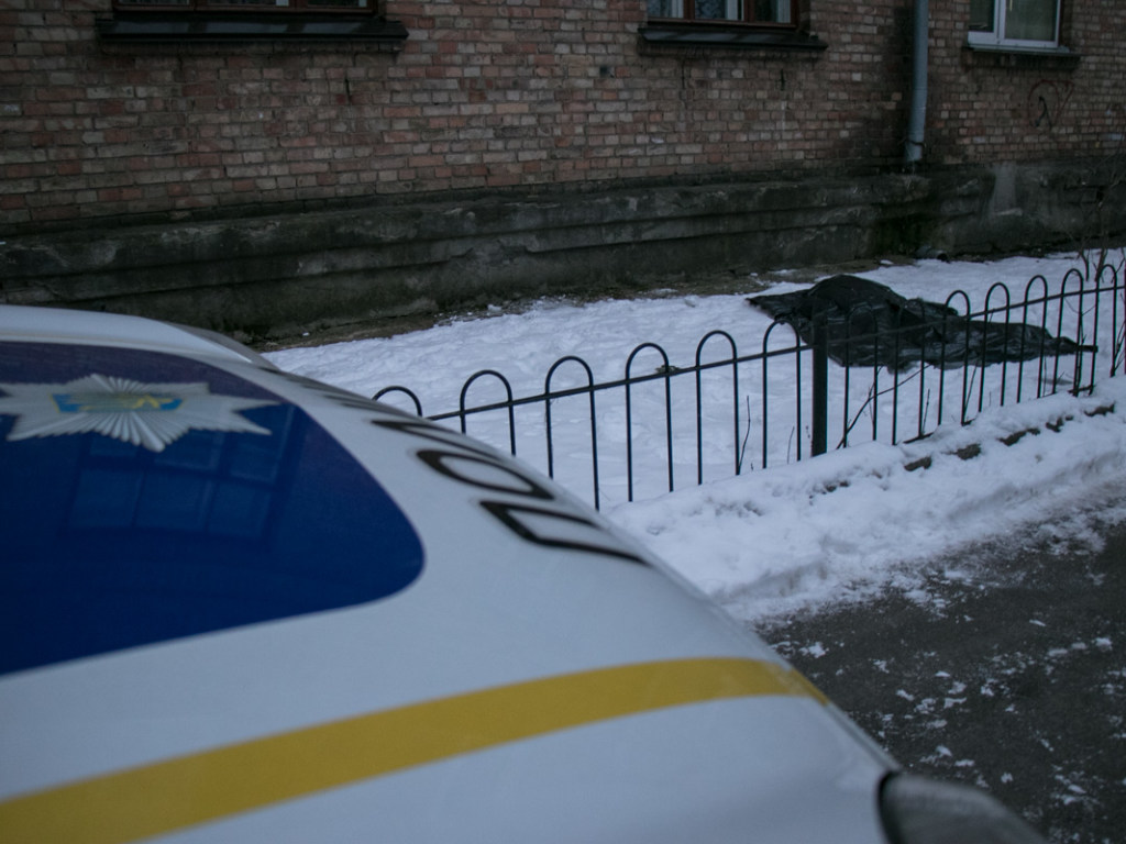 На Нивках в Киеве из окна 4 этажа выпрыгнула 80-летняя женщина (ФОТО)