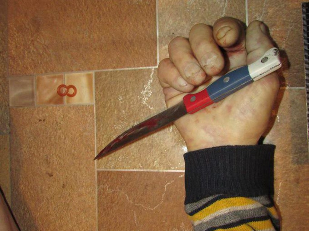 Жительница Киевской области подстроила суицид супруга, зарезав его кухонным ножом (ФОТО)