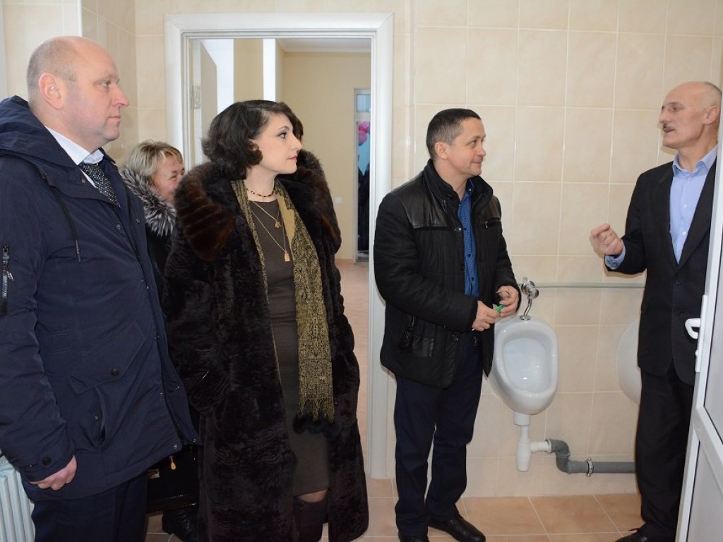 Чиновники из Винницкой области с помпой открыли туалет в сельской школе (ФОТО)