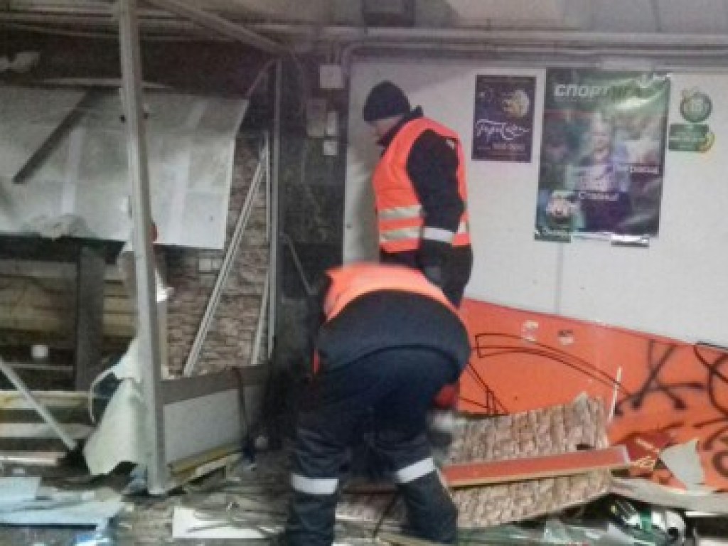 Столичные коммунальщики приступили к демонтажу МАФов в подземном переходе на Крещатике (ФОТО)
