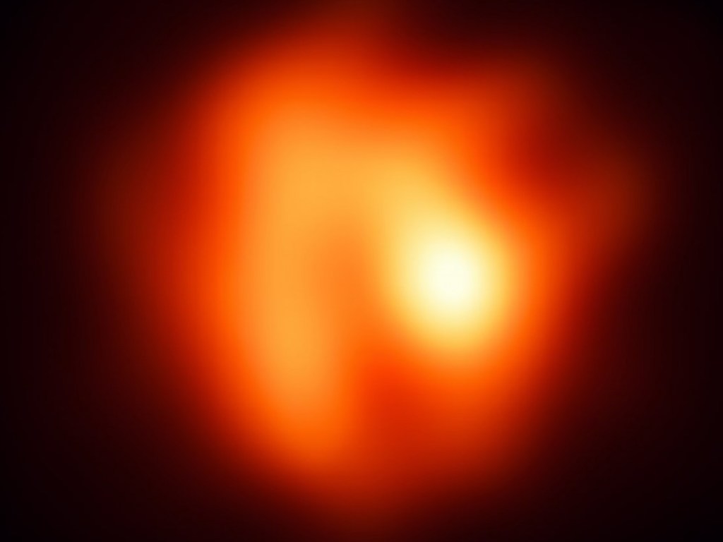 Астрономы получили уникальный снимок звезды, которая «сбрасывает кожу»