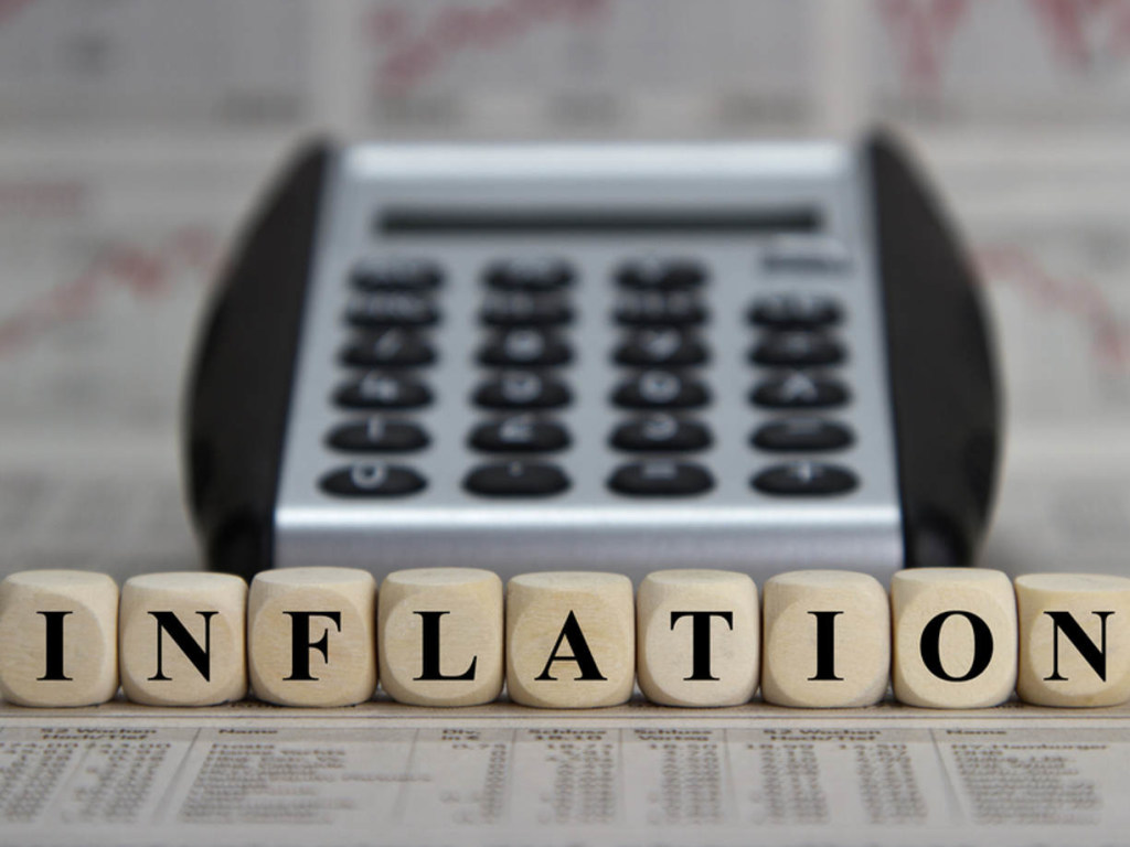Из-за инфляции люди забирают свои сбережения из банков – экономист