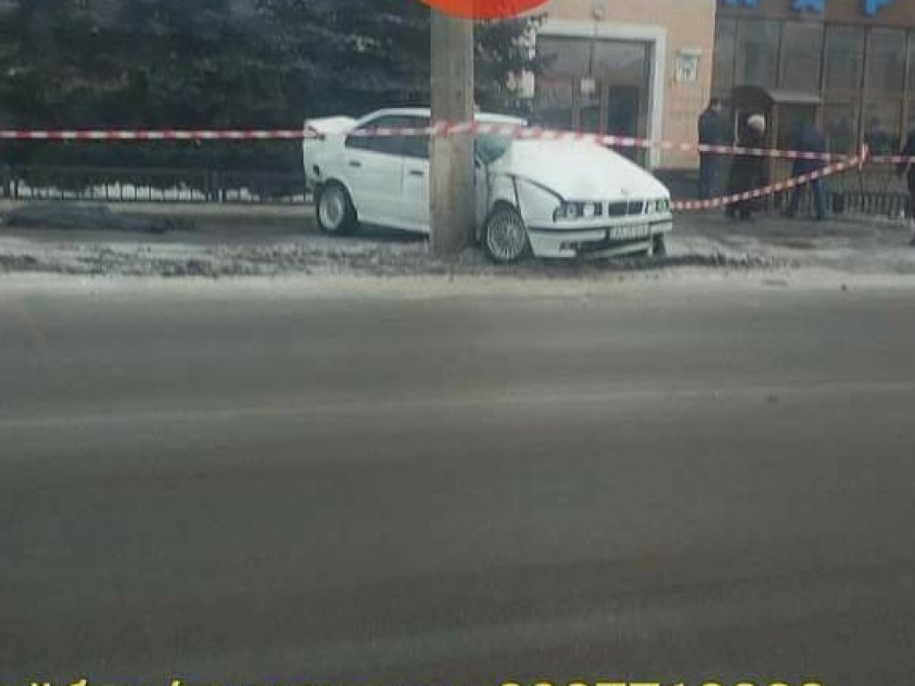 В Дарницком районе из-за гололеда BMW влетел в Opel и насмерть сбил пешехода (ФОТО, ВИДЕО)