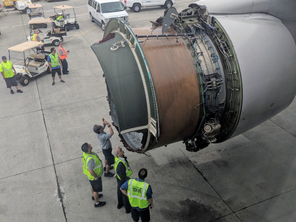 В полете у Boeing начал разваливаться двигатель (ФОТО, ВИДЕО)