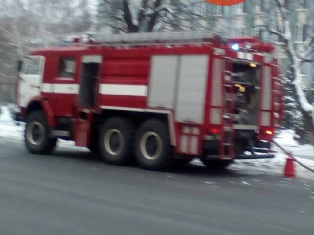 В Киеве на Теремках сгорел автомобиль (ФОТО)