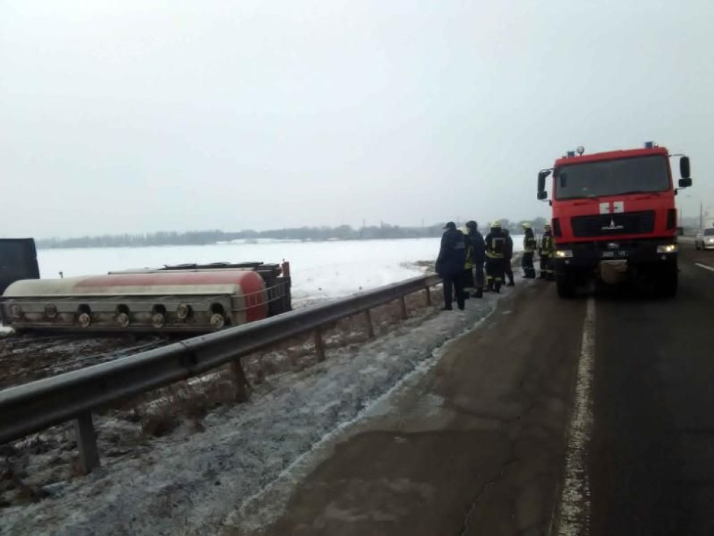 На автодороге Киев &#8212; Яриловичи перевернулась фура с этиловым спиртом (ФОТО)
