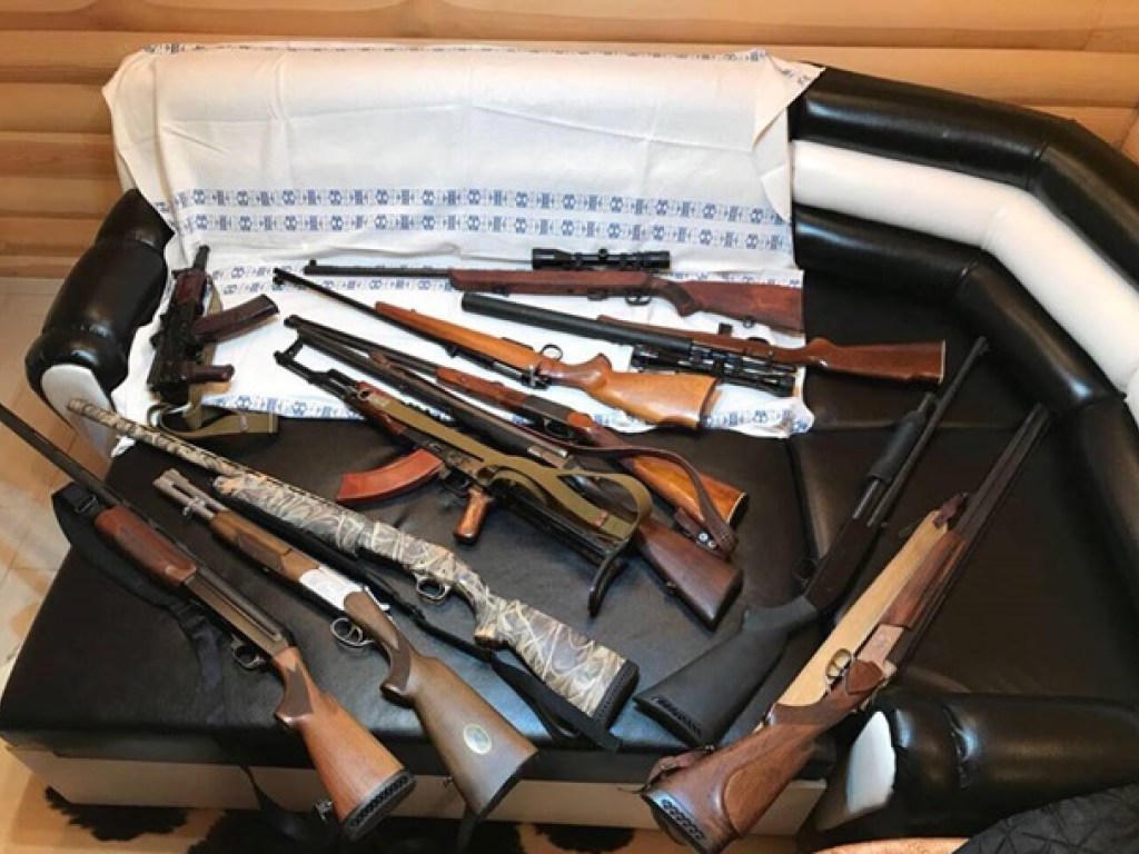 В Одессе области полицейский продал десять пистолетов (ФОТО)
