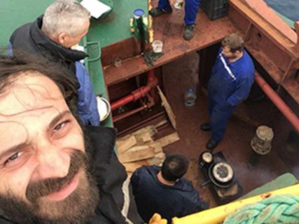 Трое украинцев застряли без еды на борту брошенного судна в порту Крита (ФОТО, ВИДЕО)