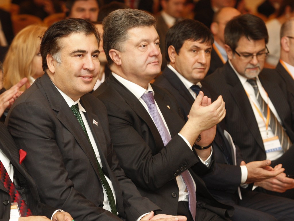 Рассмотрение иска Саакашвили к Порошенко приостановили