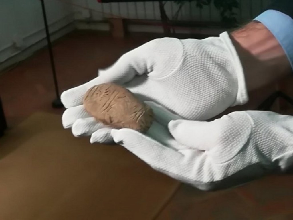 Археологи обнаружили 7000-летнюю глиняную дощечку с древнейшими письменами (ФОТО)