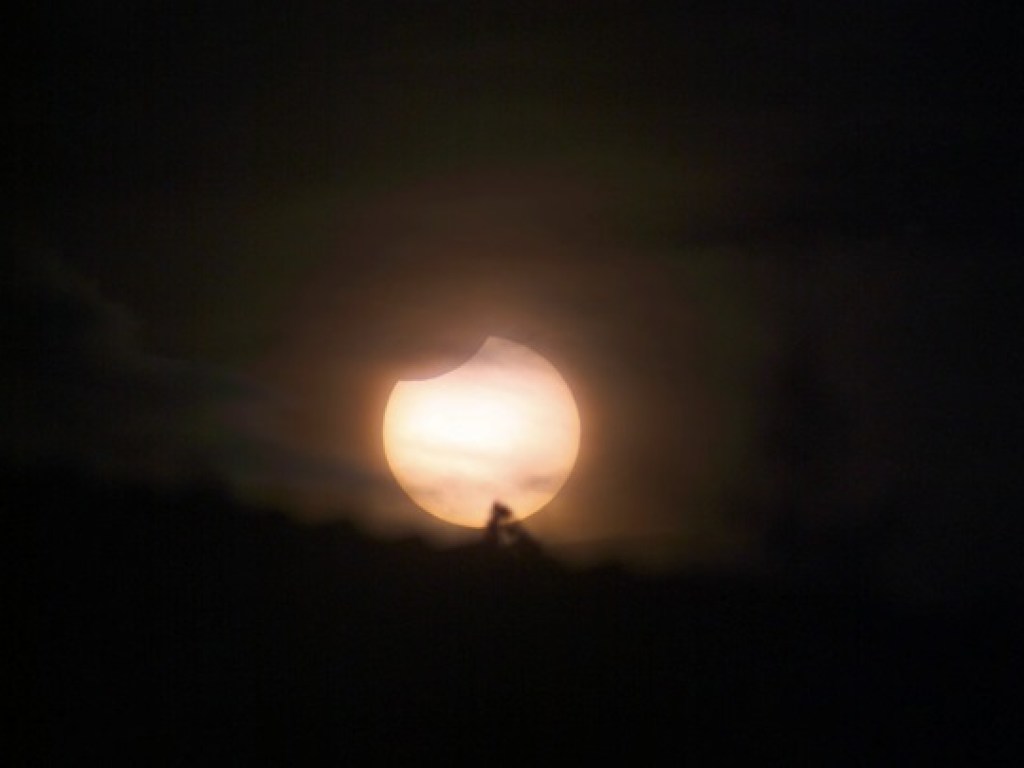 Снимками первого солнечного затмения в 2018 году делятся в сети (ФОТО)