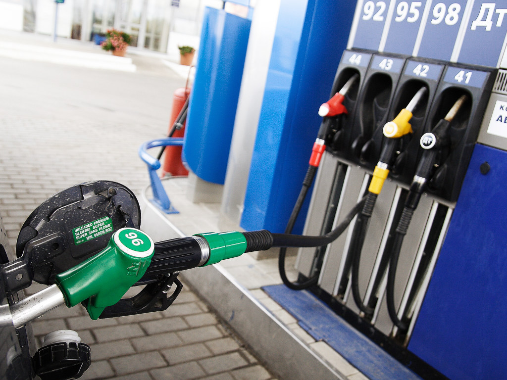 АЗС массово снижают цены на бензин и газ