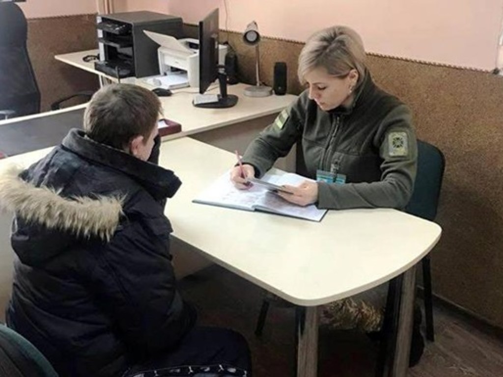 На границе с Польшей украинец на согнутых ногах попытался миновать кабину паспортного контроля (ФОТО)